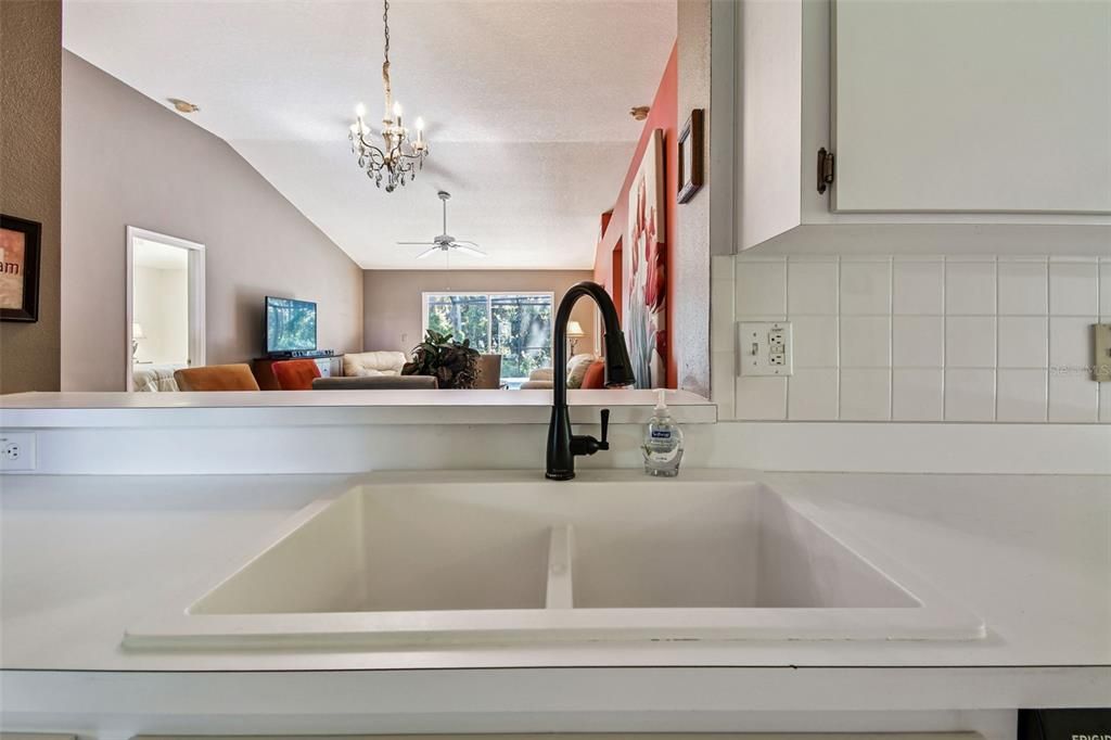 Activo con contrato: $399,900 (4 camas, 2 baños, 1709 Pies cuadrados)