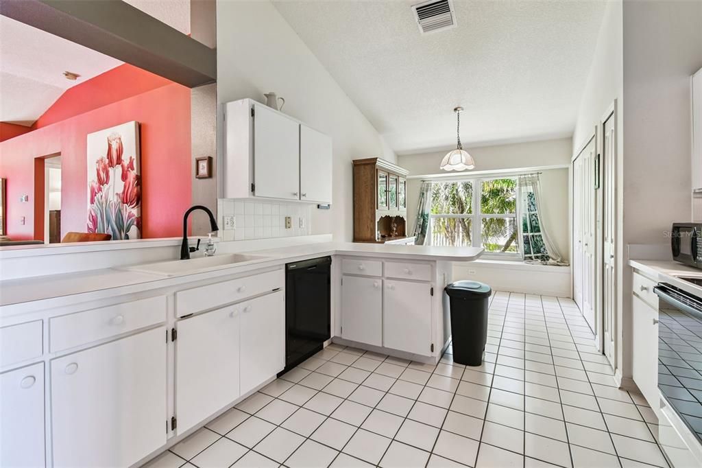 Activo con contrato: $399,900 (4 camas, 2 baños, 1709 Pies cuadrados)