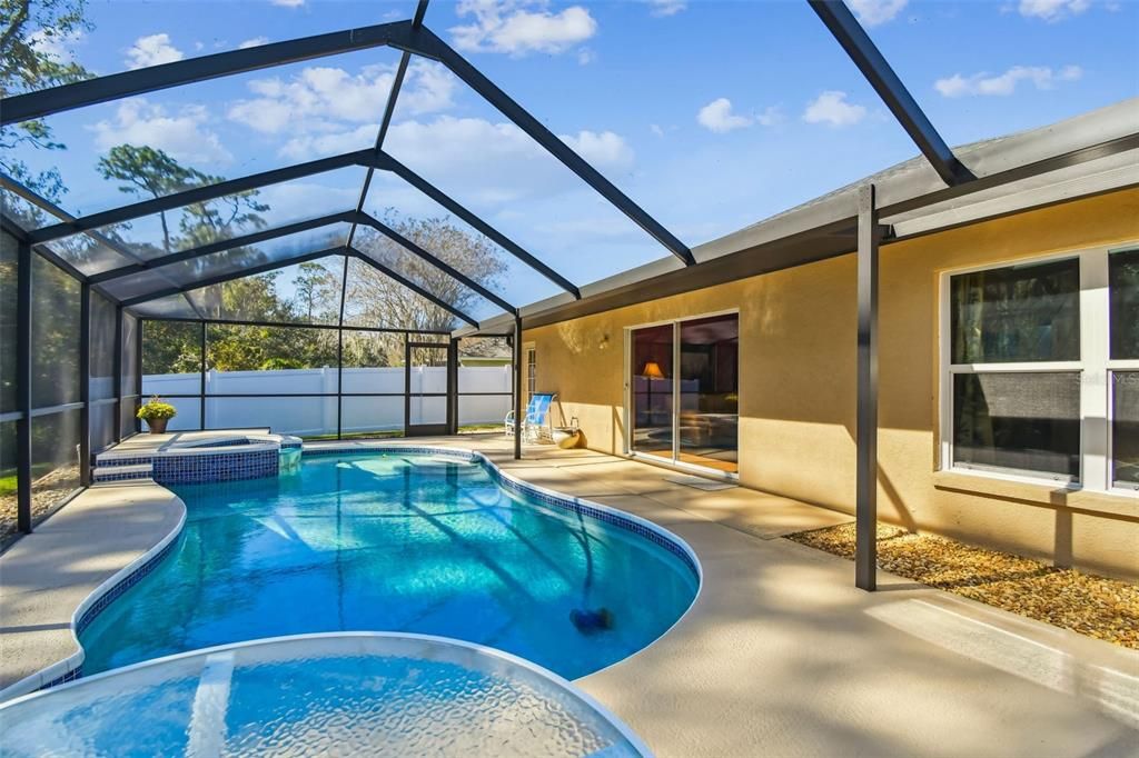 Activo con contrato: $399,900 (4 camas, 2 baños, 1709 Pies cuadrados)