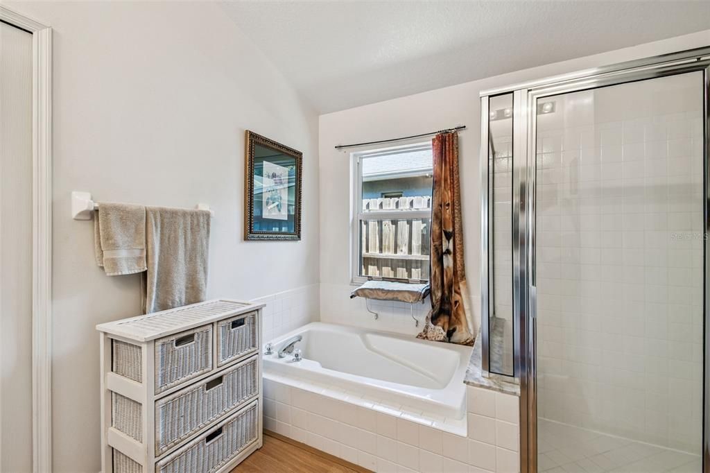 Activo con contrato: $399,900 (4 camas, 2 baños, 1709 Pies cuadrados)