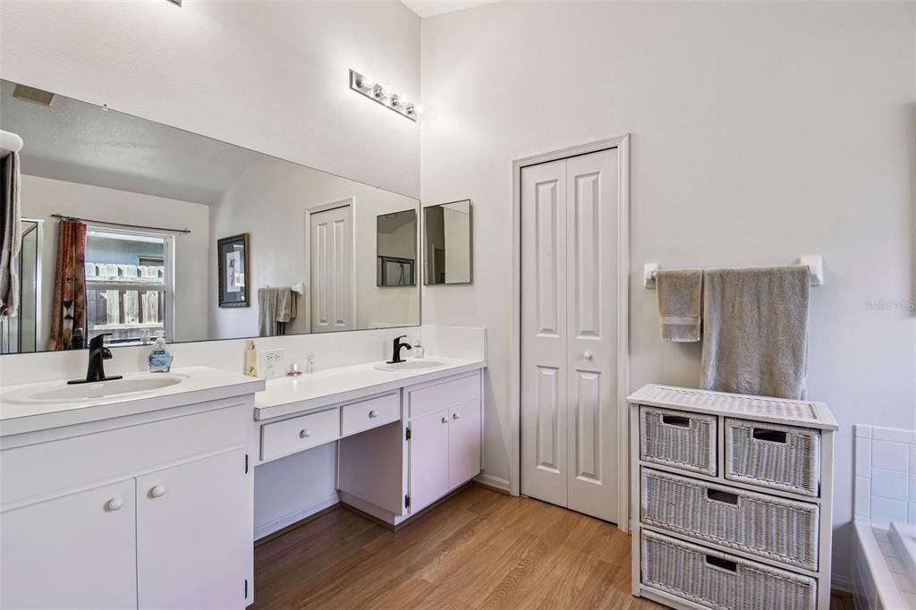 Activo con contrato: $399,900 (4 camas, 2 baños, 1709 Pies cuadrados)