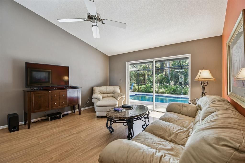 Activo con contrato: $399,900 (4 camas, 2 baños, 1709 Pies cuadrados)