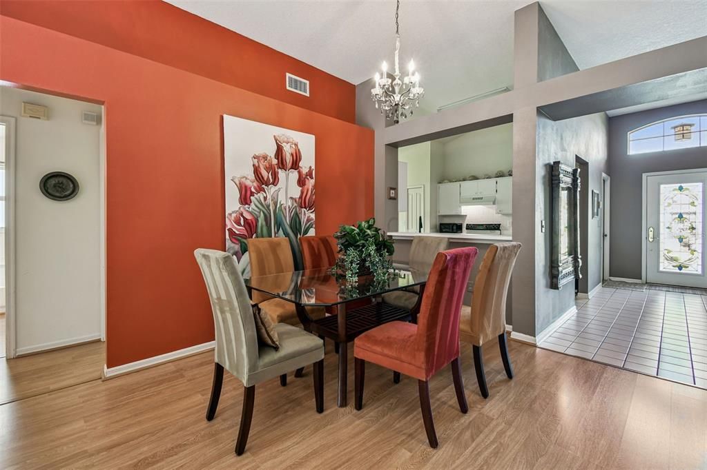 Activo con contrato: $399,900 (4 camas, 2 baños, 1709 Pies cuadrados)