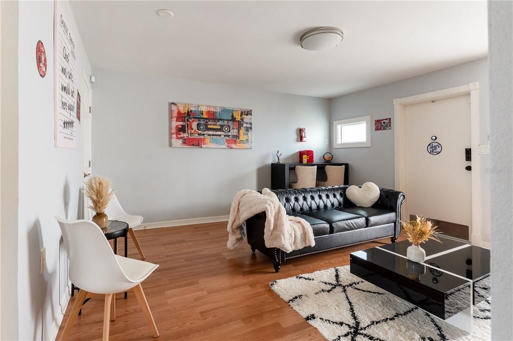 For Sale: $298,000 (2 beds, 1 baths, 710 Square Feet)