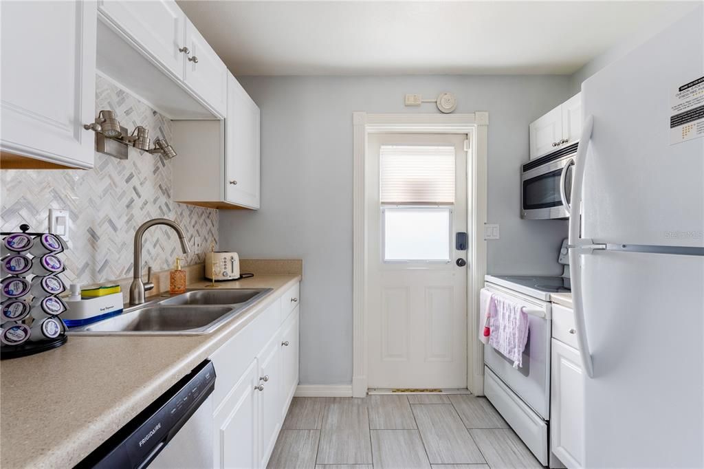 For Sale: $298,000 (2 beds, 1 baths, 710 Square Feet)