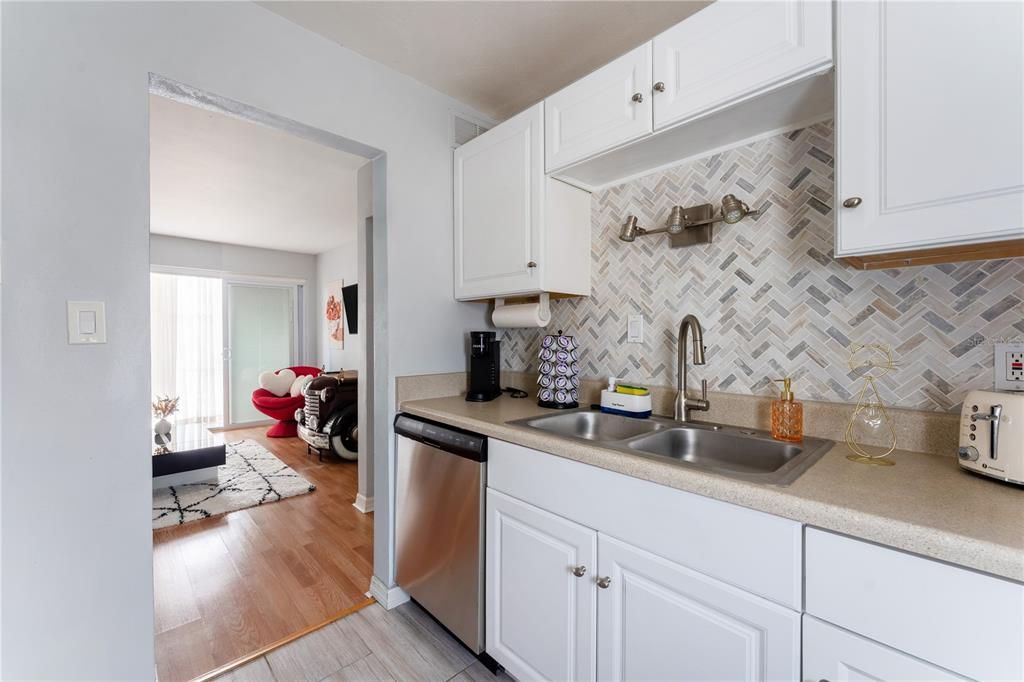 For Sale: $298,000 (2 beds, 1 baths, 710 Square Feet)