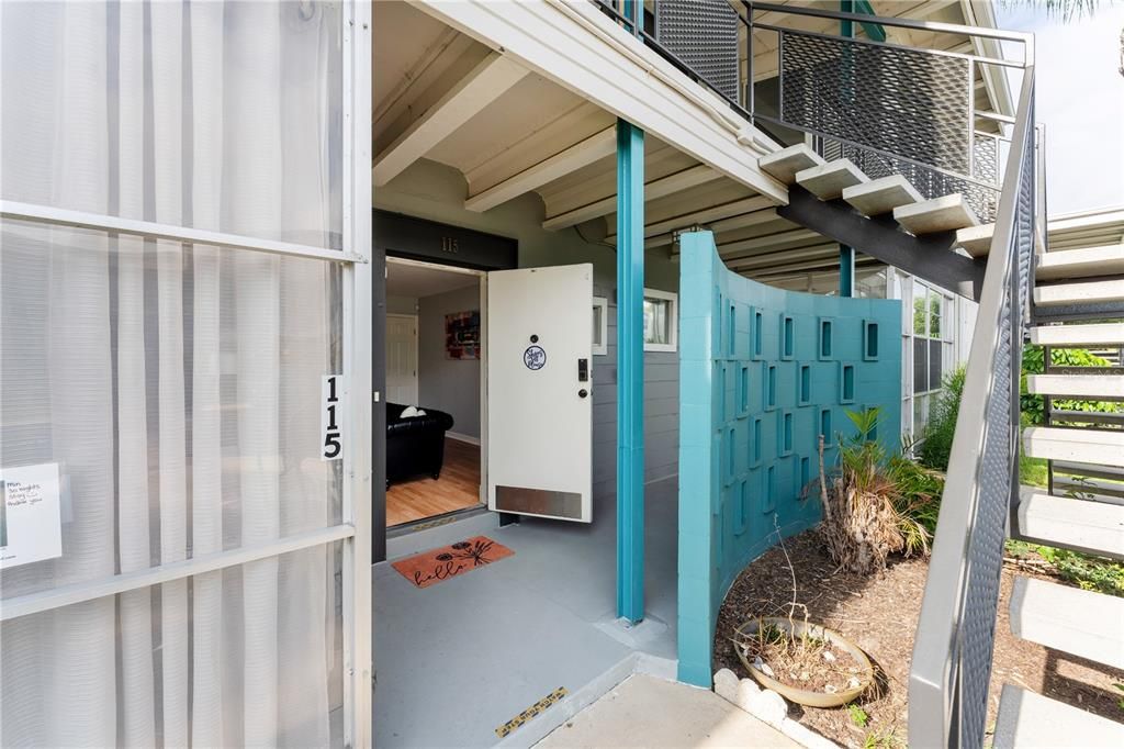 For Sale: $298,000 (2 beds, 1 baths, 710 Square Feet)