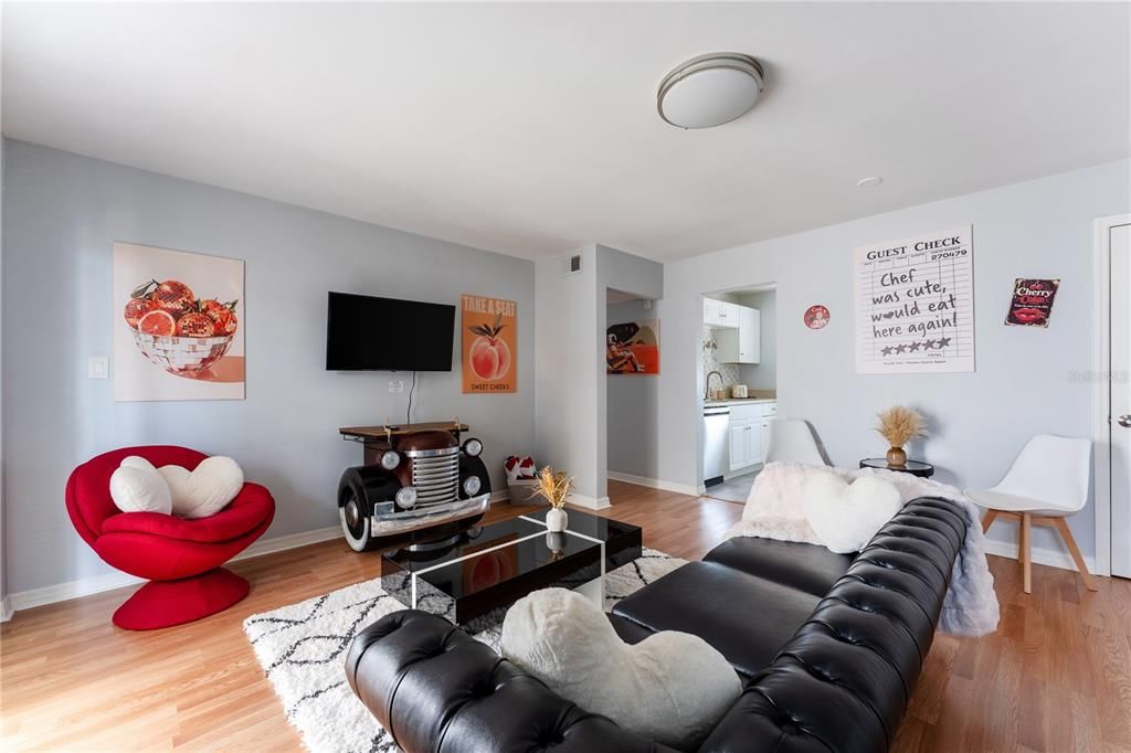 For Sale: $298,000 (2 beds, 1 baths, 710 Square Feet)