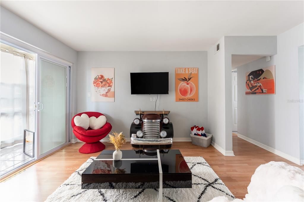 For Sale: $298,000 (2 beds, 1 baths, 710 Square Feet)