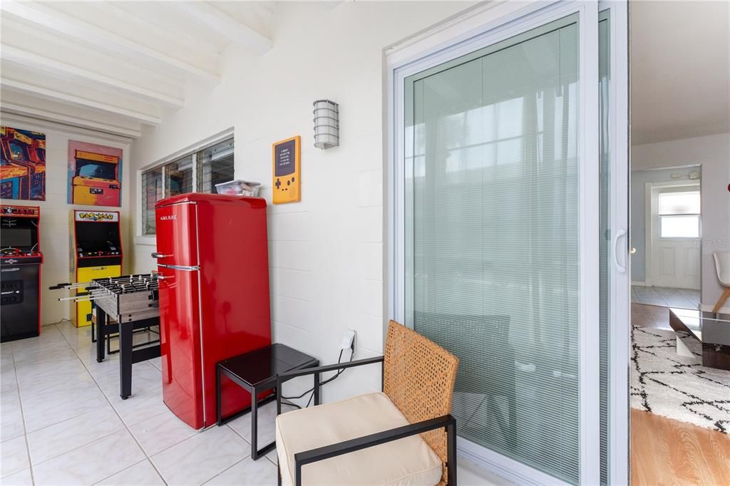 For Sale: $298,000 (2 beds, 1 baths, 710 Square Feet)