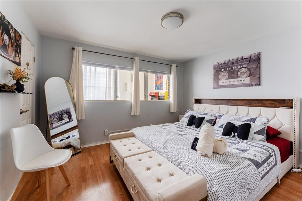 For Sale: $298,000 (2 beds, 1 baths, 710 Square Feet)