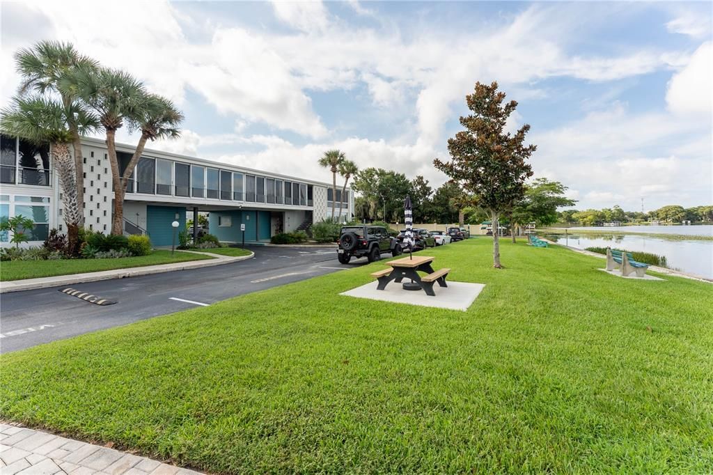 For Sale: $298,000 (2 beds, 1 baths, 710 Square Feet)