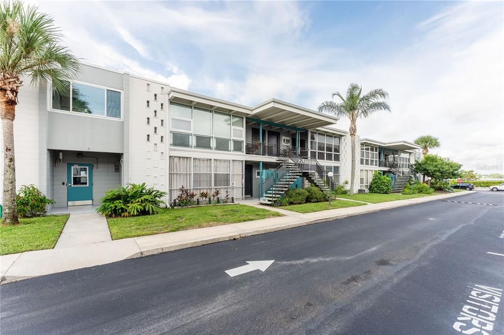 For Sale: $298,000 (2 beds, 1 baths, 710 Square Feet)