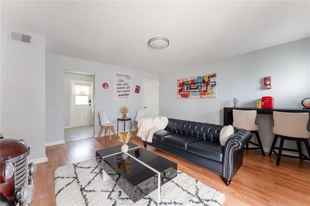 For Sale: $298,000 (2 beds, 1 baths, 710 Square Feet)