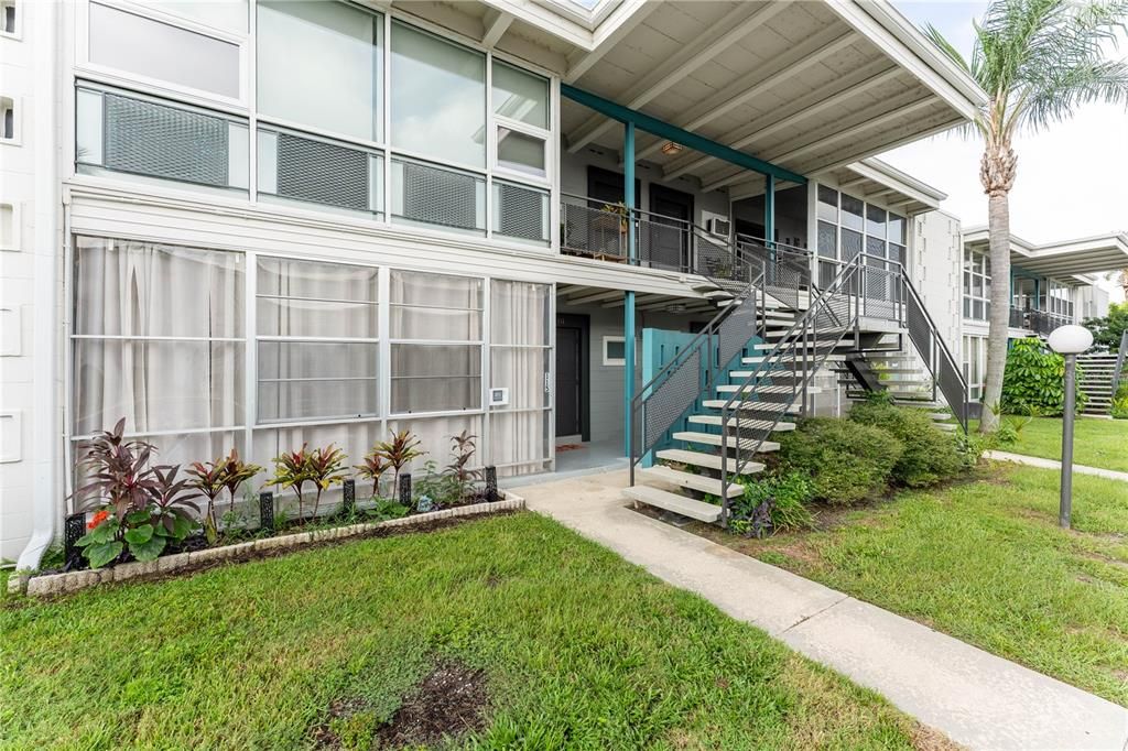 For Sale: $298,000 (2 beds, 1 baths, 710 Square Feet)