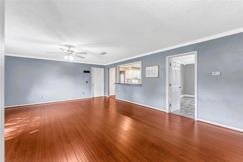 Activo con contrato: $349,990 (3 camas, 2 baños, 2045 Pies cuadrados)