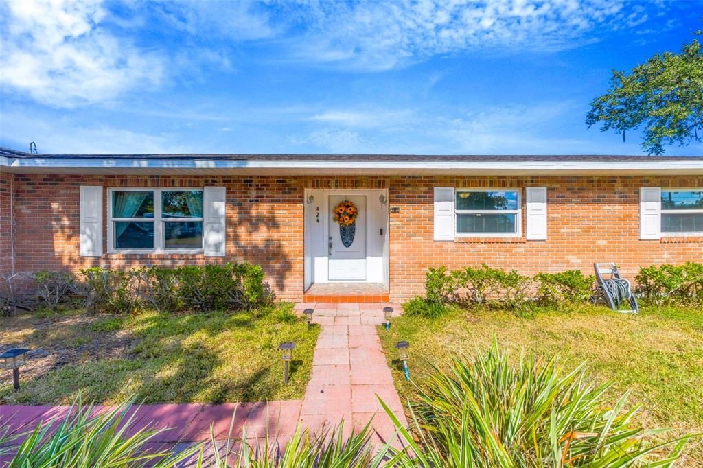 Activo con contrato: $349,990 (3 camas, 2 baños, 2045 Pies cuadrados)