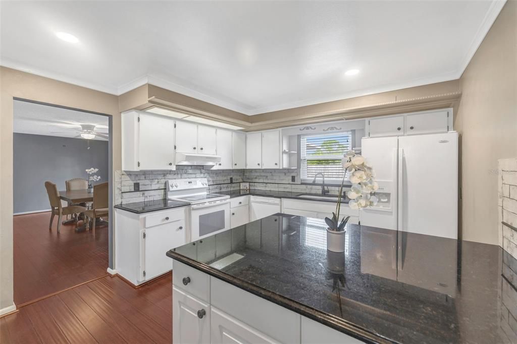 Activo con contrato: $349,990 (3 camas, 2 baños, 2045 Pies cuadrados)