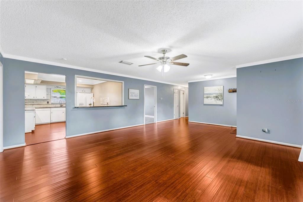 Activo con contrato: $349,990 (3 camas, 2 baños, 2045 Pies cuadrados)