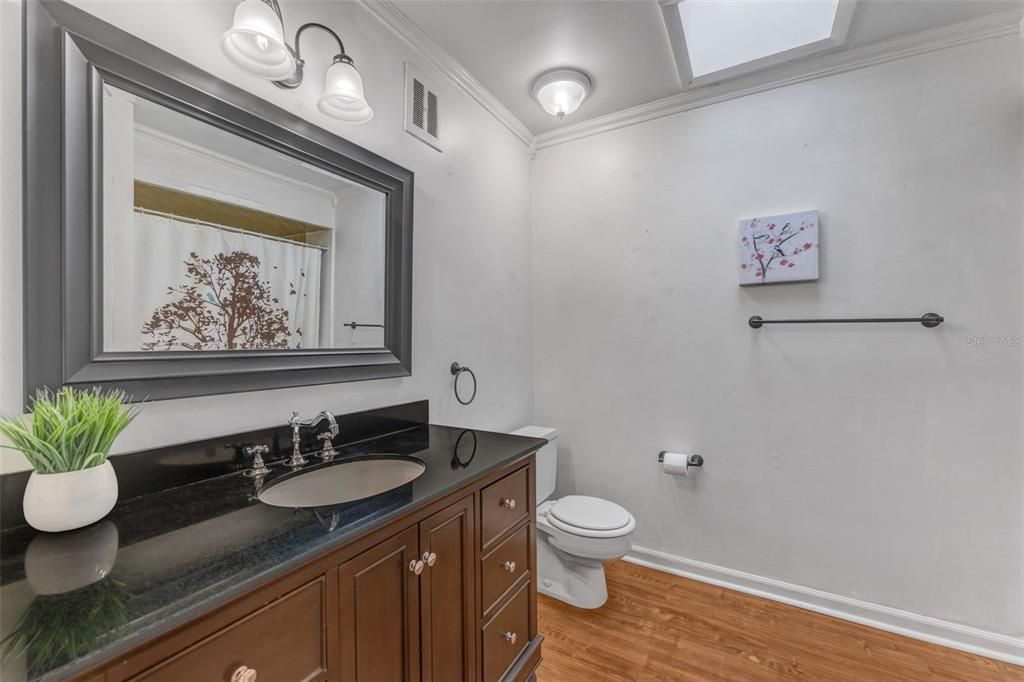 Activo con contrato: $349,990 (3 camas, 2 baños, 2045 Pies cuadrados)