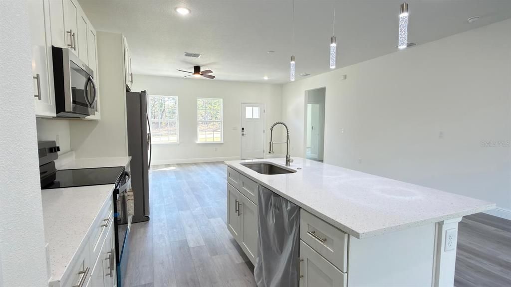 待售: $289,000 (4 贝兹, 2 浴室, 1660 平方英尺)