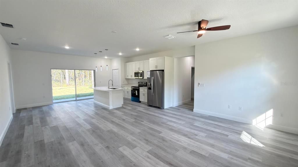 待售: $289,000 (4 贝兹, 2 浴室, 1660 平方英尺)