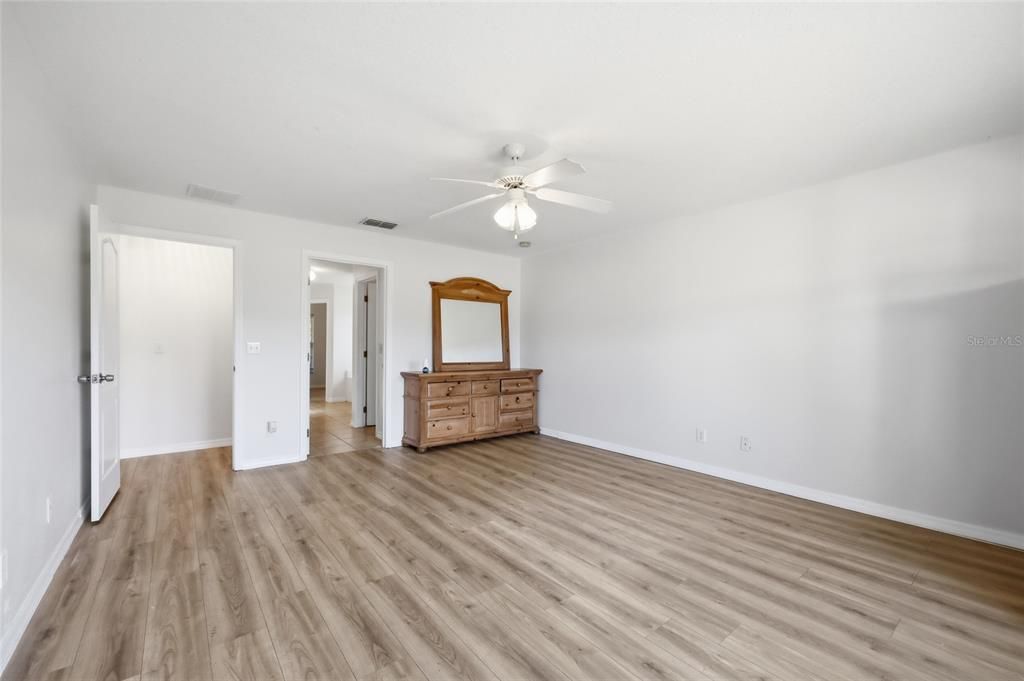 For Sale: $450,000 (4 beds, 2 baths, 2554 Square Feet)