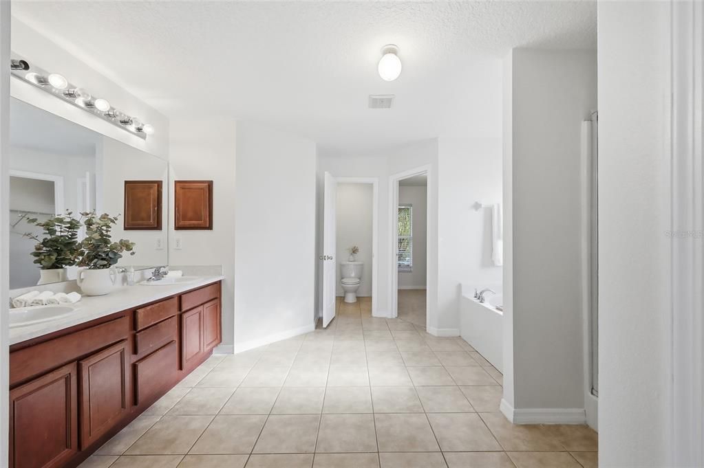 For Sale: $450,000 (4 beds, 2 baths, 2554 Square Feet)