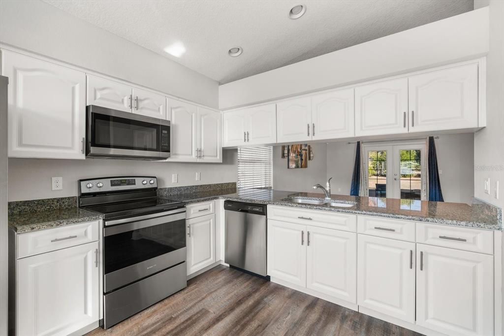 合同活跃: $309,000 (3 贝兹, 2 浴室, 1446 平方英尺)