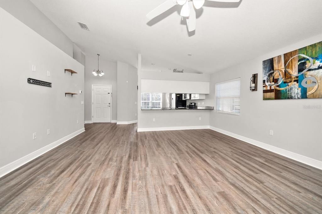 合同活跃: $309,000 (3 贝兹, 2 浴室, 1446 平方英尺)