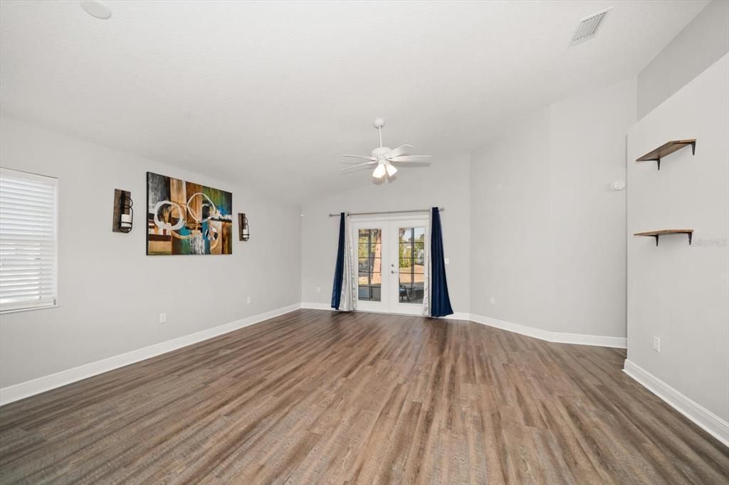 合同活跃: $309,000 (3 贝兹, 2 浴室, 1446 平方英尺)