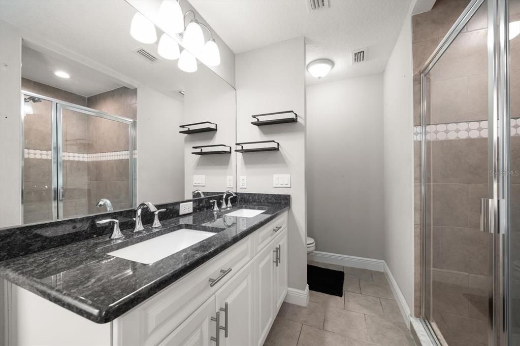 合同活跃: $309,000 (3 贝兹, 2 浴室, 1446 平方英尺)