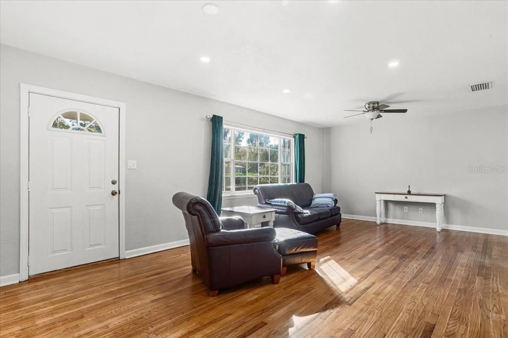 待售: $309,000 (3 贝兹, 1 浴室, 1326 平方英尺)