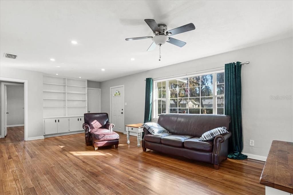 待售: $309,000 (3 贝兹, 1 浴室, 1326 平方英尺)