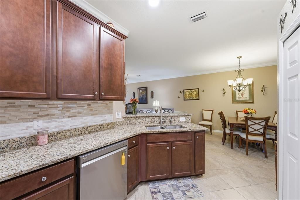 待售: $330,000 (2 贝兹, 2 浴室, 1568 平方英尺)