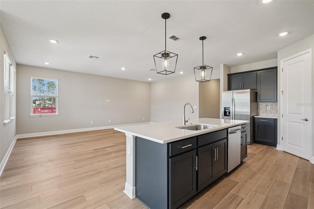 En Venta: $421,680 (4 camas, 3 baños, 2190 Pies cuadrados)