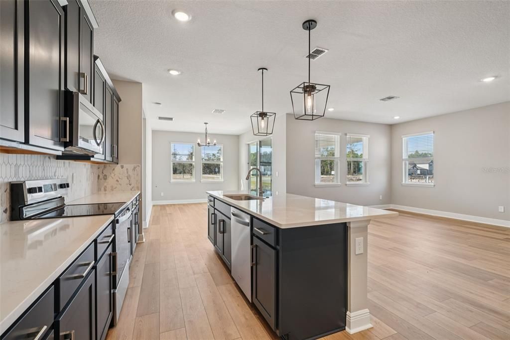 En Venta: $421,680 (4 camas, 3 baños, 2190 Pies cuadrados)