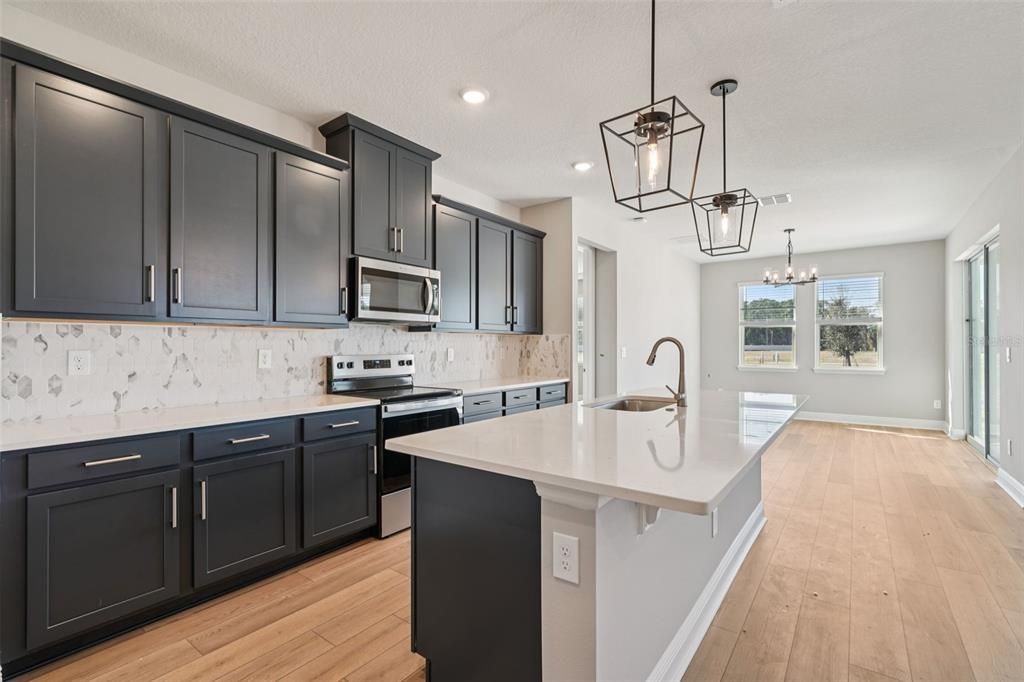 En Venta: $421,680 (4 camas, 3 baños, 2190 Pies cuadrados)