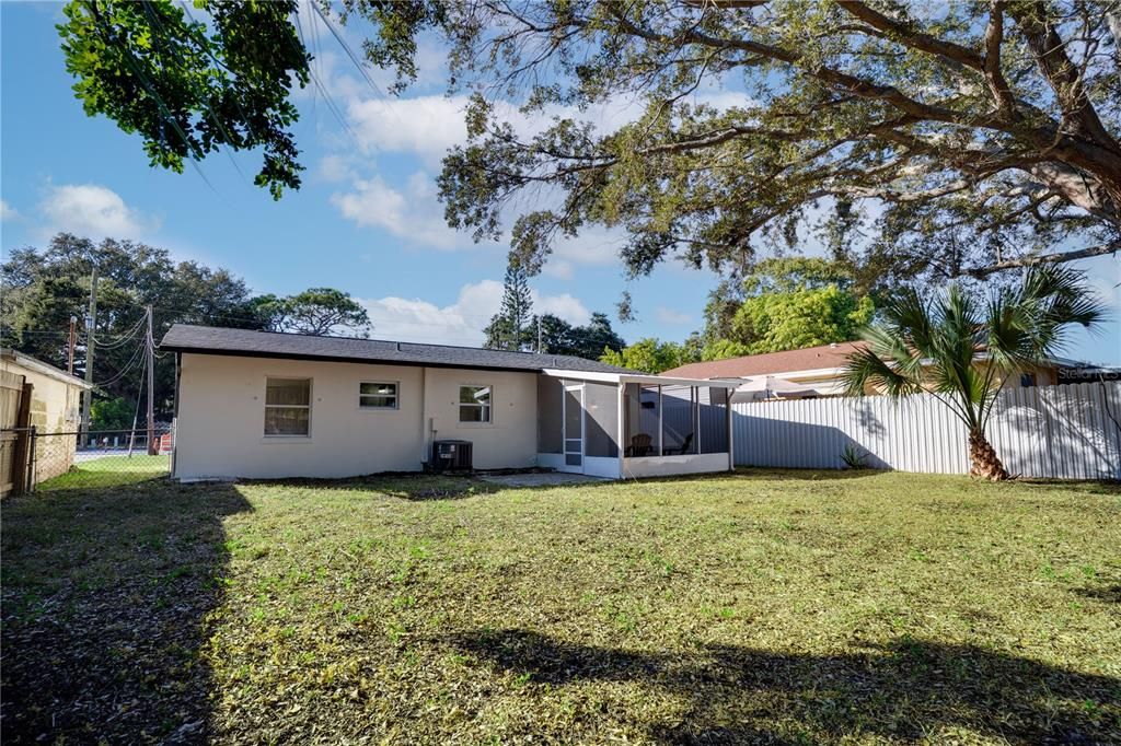 Active With Contract: $279,000 (2 beds, 1 baths, 676 Square Feet)