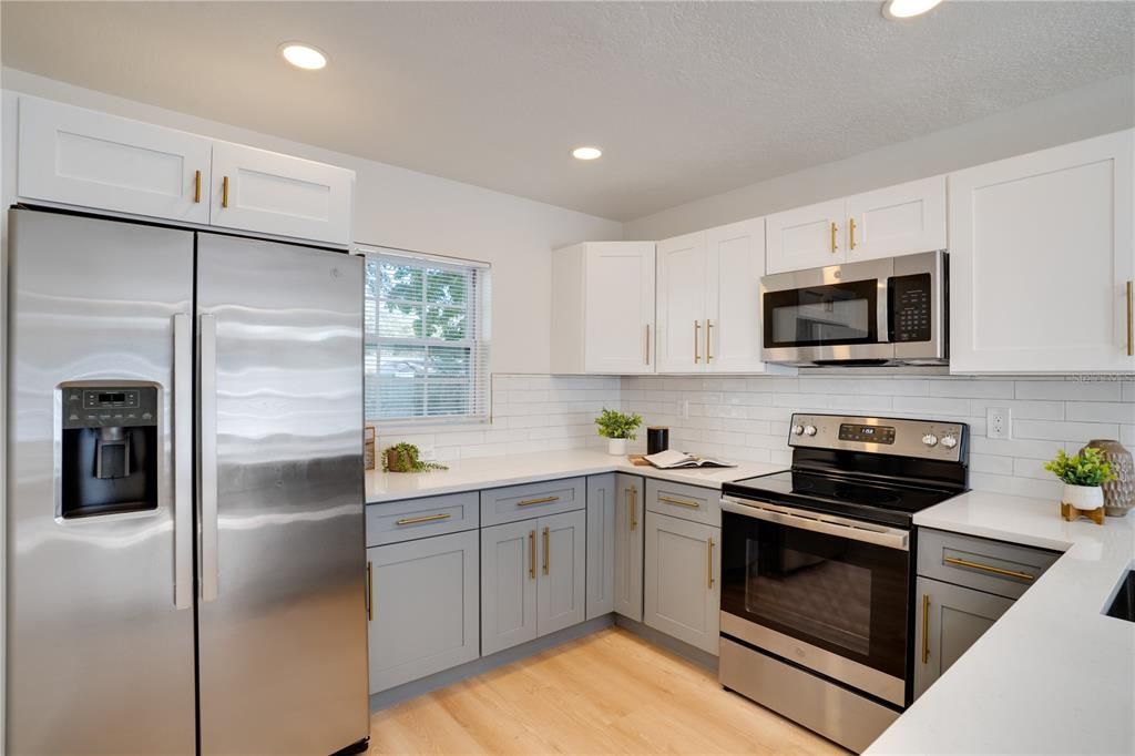 Active With Contract: $279,000 (2 beds, 1 baths, 676 Square Feet)