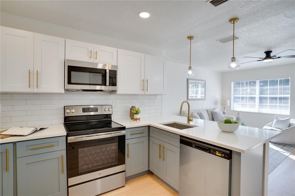 Active With Contract: $279,000 (2 beds, 1 baths, 676 Square Feet)