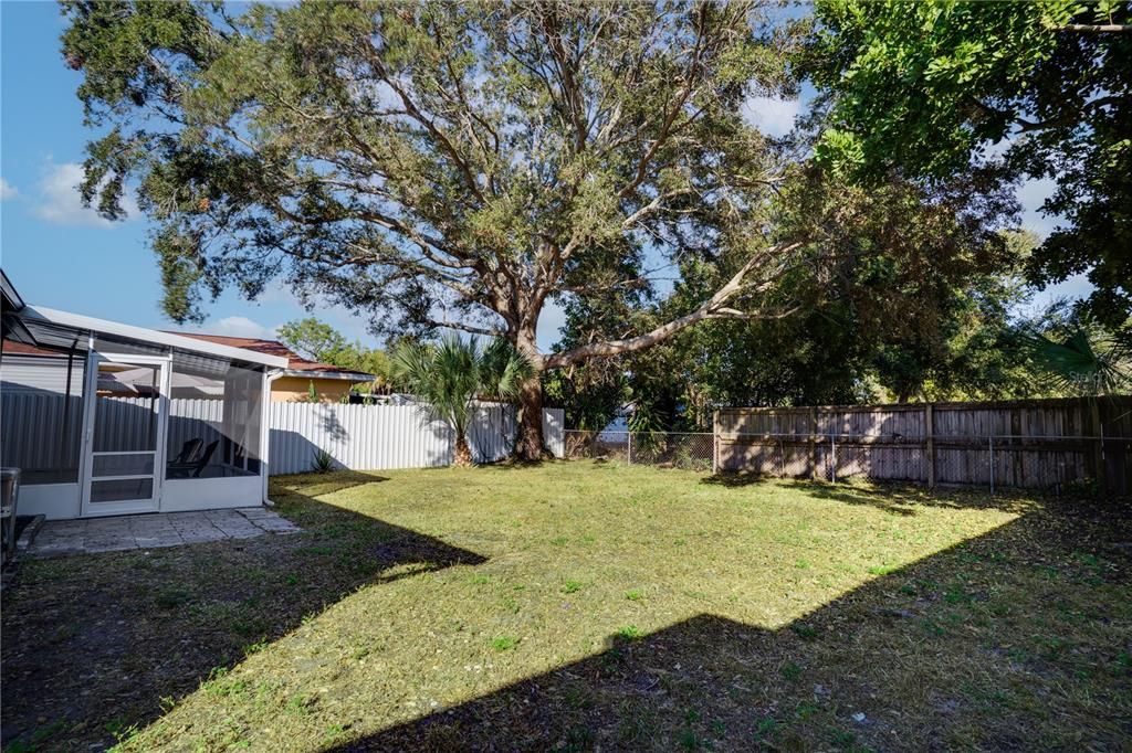 Active With Contract: $279,000 (2 beds, 1 baths, 676 Square Feet)