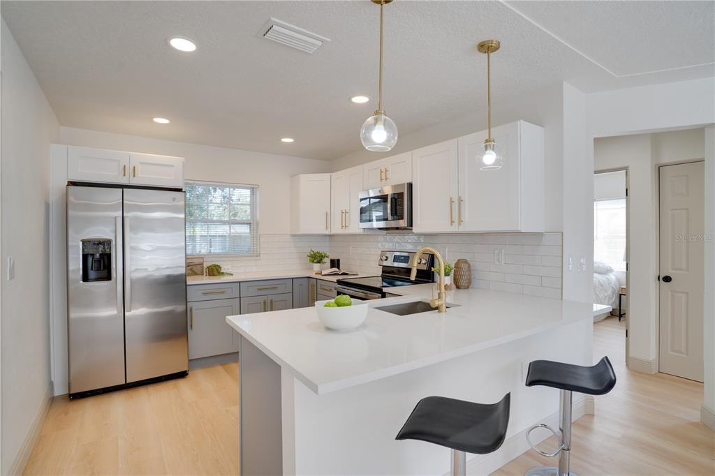 Active With Contract: $279,000 (2 beds, 1 baths, 676 Square Feet)