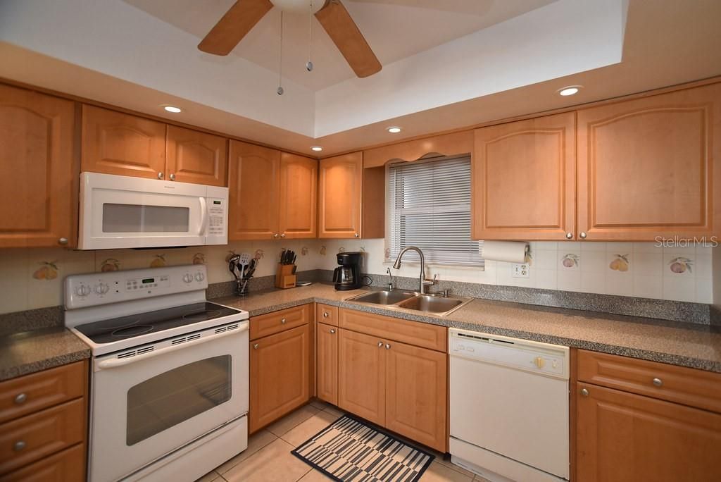 待售: $325,000 (1 贝兹, 1 浴室, 1185 平方英尺)