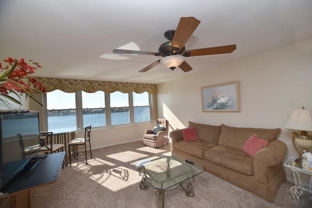 待售: $325,000 (1 贝兹, 1 浴室, 1185 平方英尺)