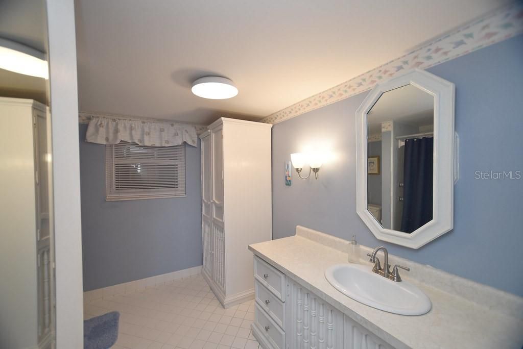 待售: $325,000 (1 贝兹, 1 浴室, 1185 平方英尺)