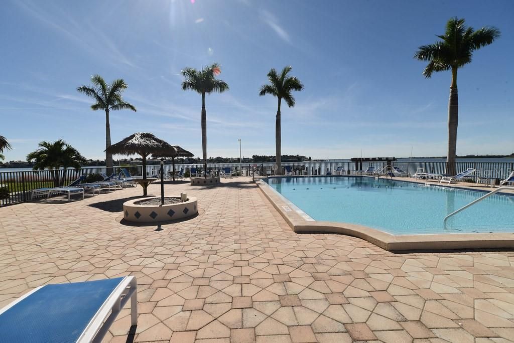 待售: $325,000 (1 贝兹, 1 浴室, 1185 平方英尺)