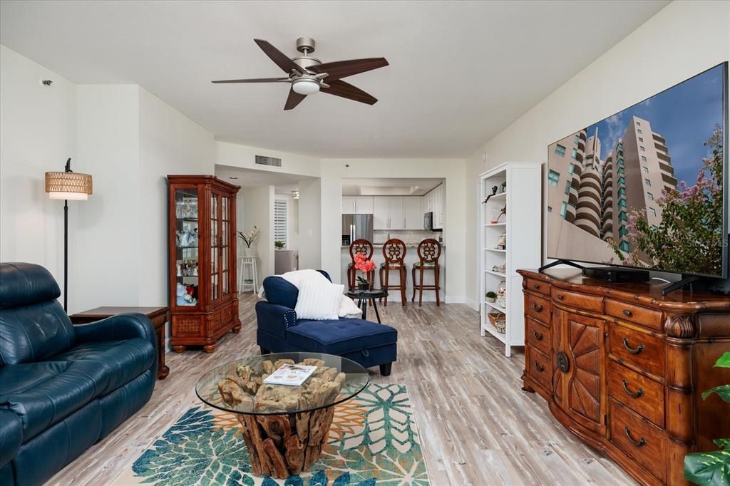 待售: $1,075,000 (2 贝兹, 2 浴室, 1377 平方英尺)