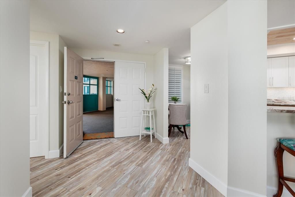 待售: $1,075,000 (2 贝兹, 2 浴室, 1377 平方英尺)