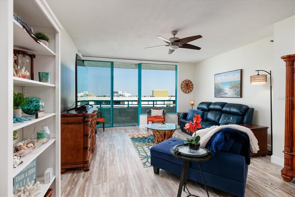 待售: $1,075,000 (2 贝兹, 2 浴室, 1377 平方英尺)